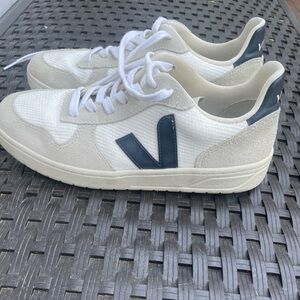 Veja V-10 B-Mesh in White/Nautico Women’s Size 9